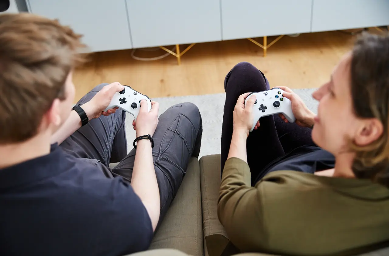Hybride Meeting-Technik im Konferenzraum Die Kabine in Hannover – 4K-Beamer und Gaming-Setup