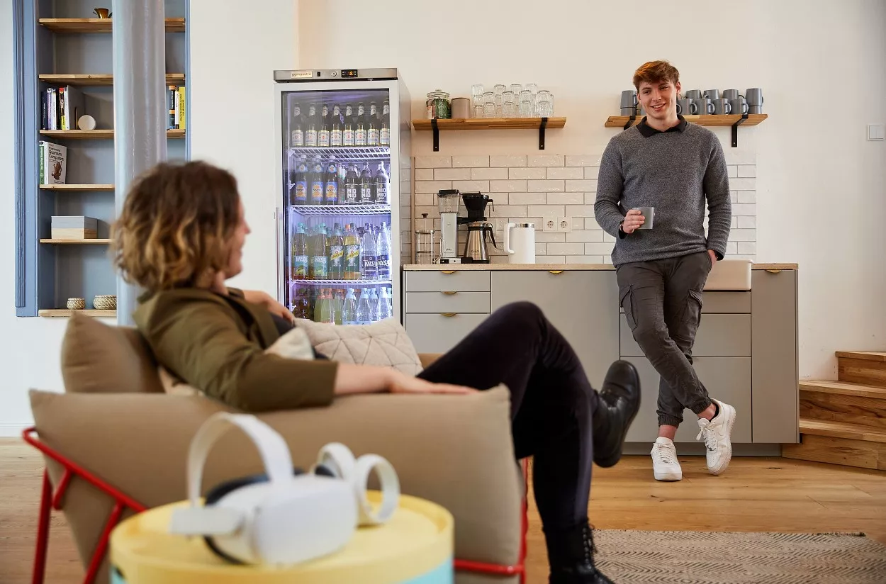 Kaffeeküche mit Kaffeemaschine und Kühlschrank